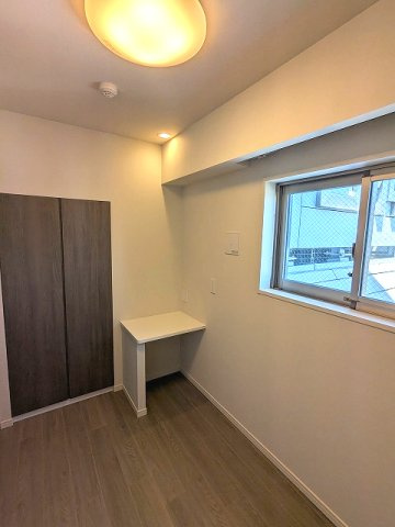 J.GRAN Court上野入谷のその他共用部分|3帖のサービスルーム、ダブルベッド設置可能：幅160×210、デスクワークや鏡台として利用可能なカウンター、上層階南向き角部屋はバルコニーとサービスルーム3帖の窓からからスカイツリー隅田川花火見えます