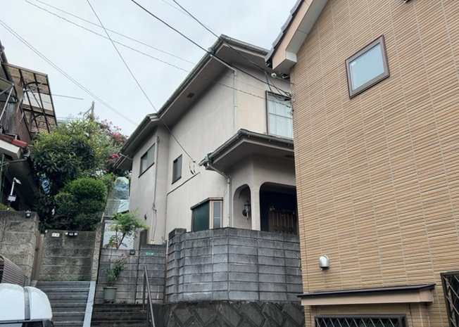 【前面道路含む現地写真】 | 住宅用の土地では前面道路に2m以上接していなければならないと法律で定められています。しかし、お持ちの車のサイズやライフスタイルなどにより、2mでは利便が悪い場合もございますので、事前に確認しましょう。