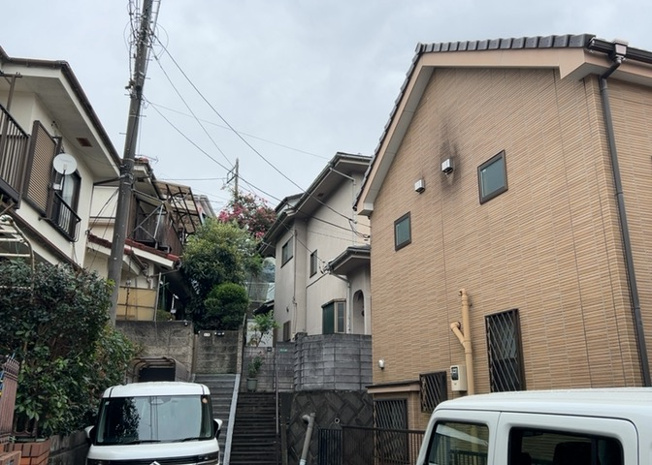 【前面道路含む現地写真】 | 道幅が広い場所は日当たりや風通が良好です。幅が広いのですれ違いも可能ですし大きな車でも駐車可能！一方で、大型車が通ることも多くなるため交通量の増加により騒音に繋がります。また土地の値段が高くなります。