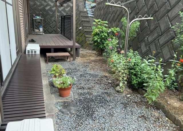 【庭】 | 庭があることでガーデニングや家庭菜園はもちろん、こどもの遊び場やペットを放して遊ぶことができます。また、家の周囲に余裕があるということです。隣地との間があれば、十分な日当たりと、風通しが確保できます。