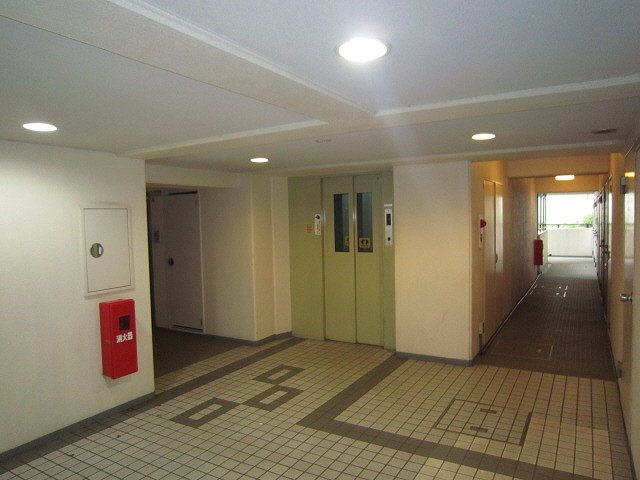神戸市灘区岩屋中町２丁目の賃貸マンションのロビー