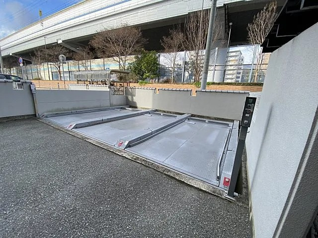 神戸市灘区新在家南町３丁目の賃貸マンションの駐車場