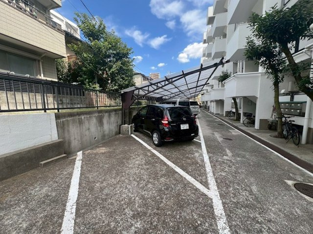 三富王子マンションの駐車場