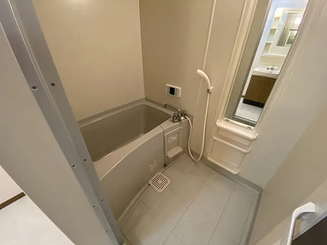 神戸市灘区岩屋北町２丁目のアパートの浴室