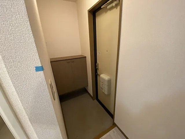 神戸市灘区岩屋北町２丁目のアパートの玄関
