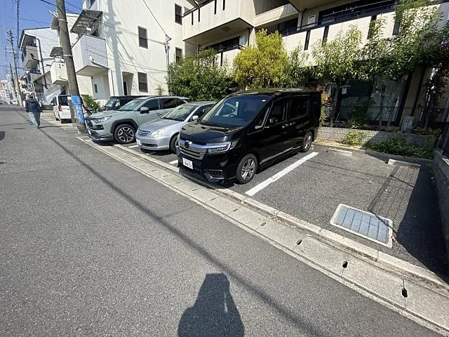 神戸市灘区岩屋北町２丁目のアパートの駐車場