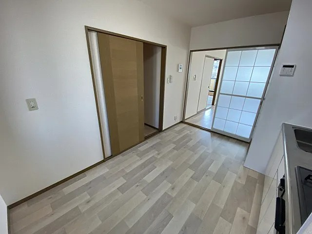 神戸市灘区岩屋北町２丁目のアパートの居間・リビング