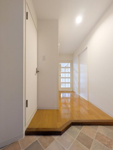 神戸市東灘区岡本３丁目の賃貸マンションの玄関