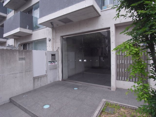 神戸市東灘区魚崎中町４丁目の賃貸マンションのエントランス
