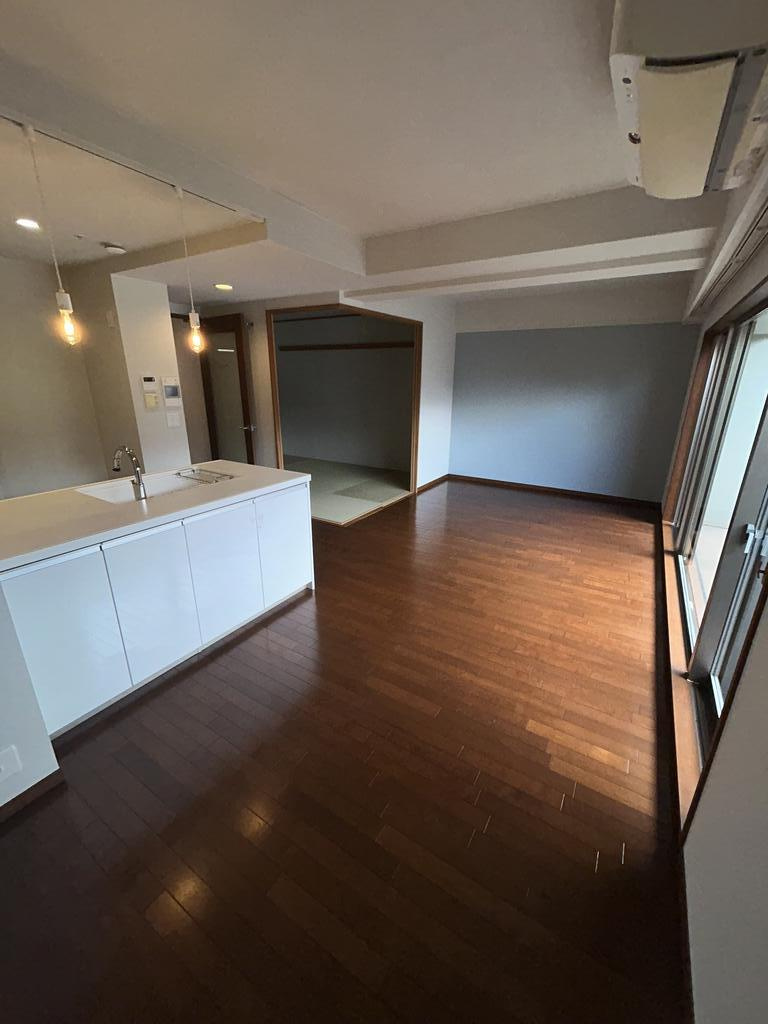 西宮市甲子園町の賃貸マンションの居間・リビング