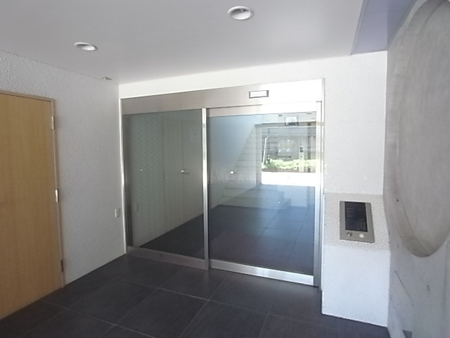 神戸市灘区都通２丁目の賃貸マンションのエントランス