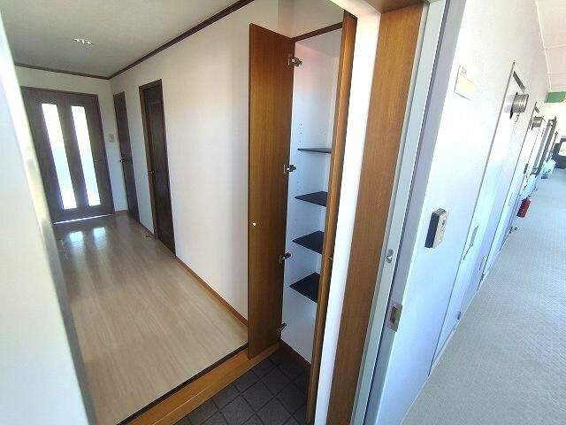 メゾンエトワール柏木の玄関