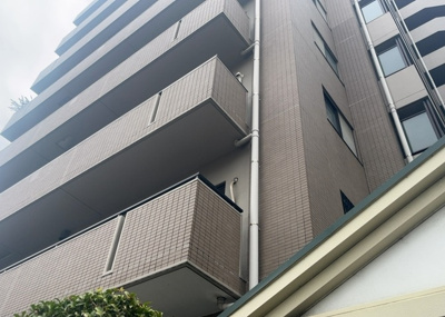 【その他共用部分】 | エクセル本厚木 | 共用部分は、一棟の建物に住む区分所有者全員が共同で所有するとし、共用部分の管理、補修などは、区分所有者で形成される管理組合が行います。個人の判断で勝手に変更することはできませんので覚えておきましょう。