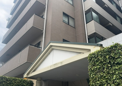 【現況写真】 | エクセル本厚木 | 道幅が広い場所は日当たりや風通が良好です。幅が広いのですれ違いも可能ですし大きな車でも駐車可能！一方で、大型車が通ることも多くなるため交通量の増加により騒音に繋がります。また土地の値段が高くなります。