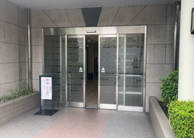 【玄関】 | エクセル本厚木 | 玄関は家の顔でもあり、家族以外の目にも止まる場所です。玄関は外との間を仕切る扉、靴などをしまっておく収納スペース、靴脱ぎのたたきスペース、来客とのやり取りをするドアホンなど複数のアイテムからなります。