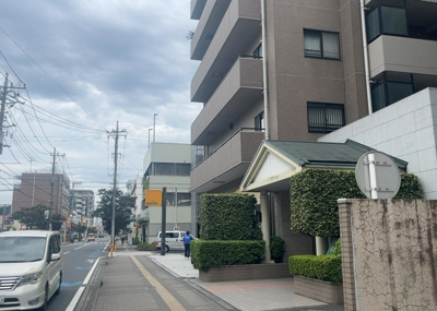 【外観】 | エクセル本厚木 | 外観はマンション管理がされているかの目安になります。築年数が古いと、壁面は劣化してひび割れが生じることも！建物が古びていても細かいところが修繕されていると、きちんと管理されているなぁと感じるでしょう。