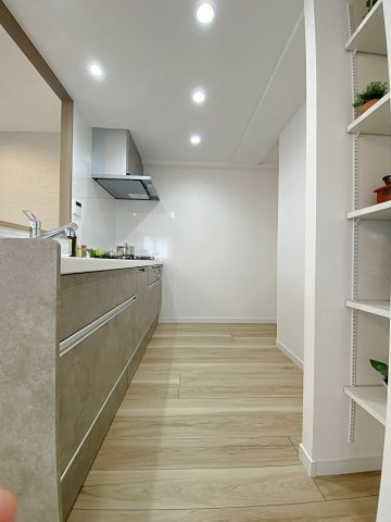 プライヴェル東中山のキッチン|調理スペースが広く確保された作業しやすいキッチンです。背面に食器棚や冷蔵庫を配置してもゆとりある動線が確保でき、ご夫婦やご家族で並んで楽しく料理が楽しめる設計となっております。
