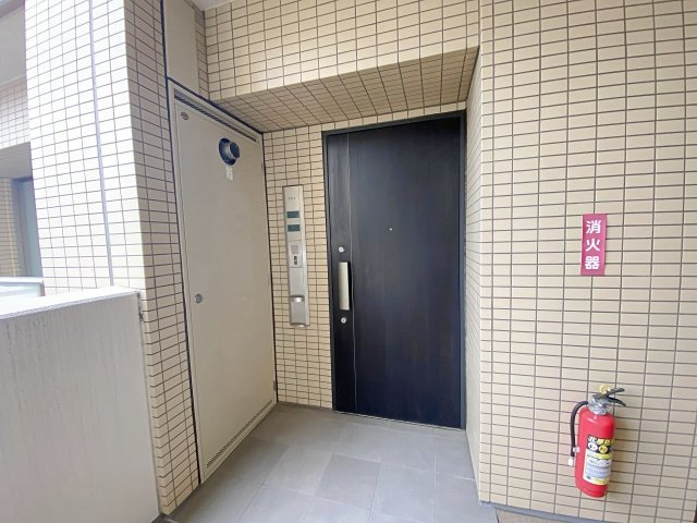 プライヴェル東中山の玄関|玄関前にはプライバシー性を高めるアルコーブが設置されています。共用廊下からの視線を遮り、独立感のある佇まいを演出。防犯面でも優れており、一戸建てのような落ち着きとゆとりを感じられます。