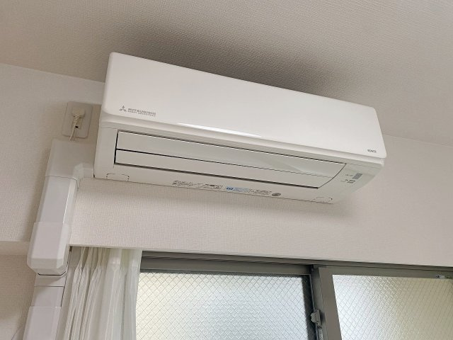 プライヴェル東中山の冷暖房・空調設備|室内にはエアコン2台が設置済みとなっており、お引越し当日から快適な室温で新生活をスタートしていただけます。初期費用を抑えられる点も魅力的で、季節を問わず年間を通して心地よく過ごせます。
