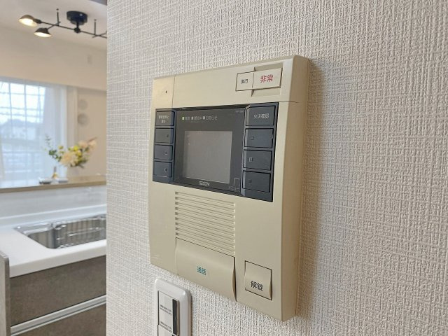 プライヴェル東中山のセキュリティ|来訪者の顔や姿を室内からしっかり確認できるTVモニター付きインターホンを完備しています。防犯性が高く、お子様のお留守番時や一人で過ごす時間も安心感が高まり、快適な暮らしを静かに支えます。