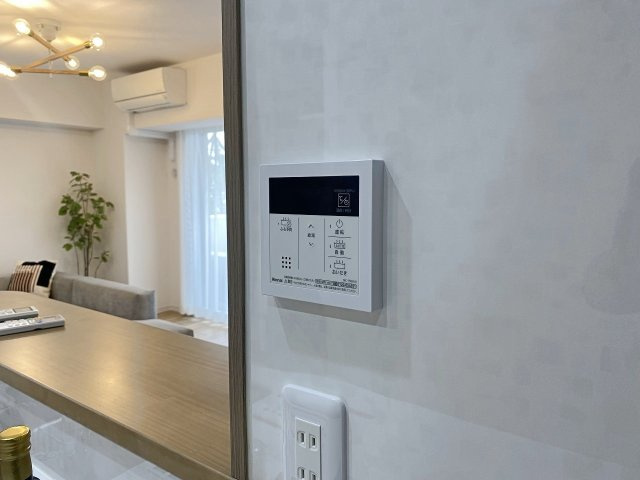 プライヴェル東中山の発電・温水設備|いつでも温かいお湯に浸かれる便利な追焚機能を搭載したバスルームです。ご家族で入浴時間が異なるご家庭でも、ボタンひとつで手軽に適温へ温め直せるため、毎日快適で癒やされるバスタイムを過ごせます。