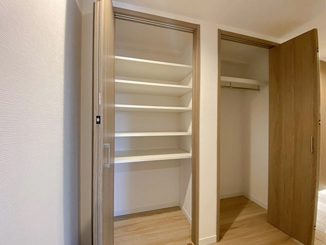 プライヴェル東中山の玄関|玄関横に備え付けられた使い勝手の良い収納スペースです。お出かけに必要な小物類や靴はもちろん、日用品などを効率よく収納でき、いつでもスッキリとした清潔感あふれる玄関空間をキープしていただけます。