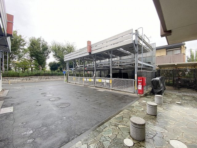 プライヴェル東中山の駐車場|敷地内に確保された便利な駐車場スペースです。大切なお車を身近に保管でき、お買い物後の重い荷物の搬入やお子様とのお出かけもスムーズに行えます。