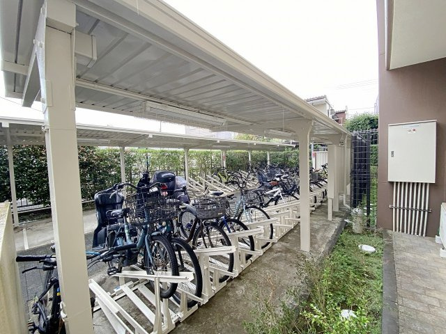 プライヴェル東中山の駐輪場|綺麗に整理・管理された敷地内の駐輪場エリアです。毎日の通勤・通学はもちろん、近隣へのお買い物や休日のお出かけにも大活躍する自転車を安心して保管でき、日々のアクティブな暮らしをしっかり支えます。
