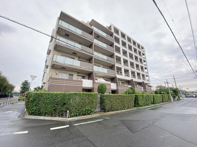 プライヴェル東中山の外観|落ち着きと気品を感じさせる魅力的な外観デザインのマンションです。周辺環境との調和も美しく、管理体制の良さが伺えます。毎日の帰宅が楽しみになるような、住まう誇りを感じられる佇まいです。