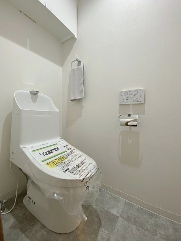 プライヴェル東中山のトイレ|新規交換済みのウォシュレット一体型トイレです。衛生面でも安心の最新設備に一新されており、毎日使う空間だからこそ快適性と清掃性にこだわりました。手入れがしやすく、清潔な状態を保ちやすいです。