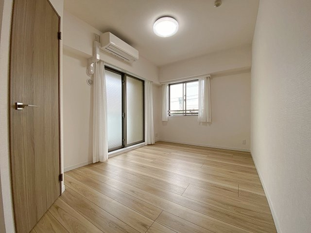 プライヴェル東中山の寝室|ゆったりとした広さのある7.0帖の洋室です。主寝室としてベッドや家具を配置しても余裕があり、落ち着いたプライベート時間を過ごせます。クローゼット等の収納空間も備えておりお部屋を広く使えます。