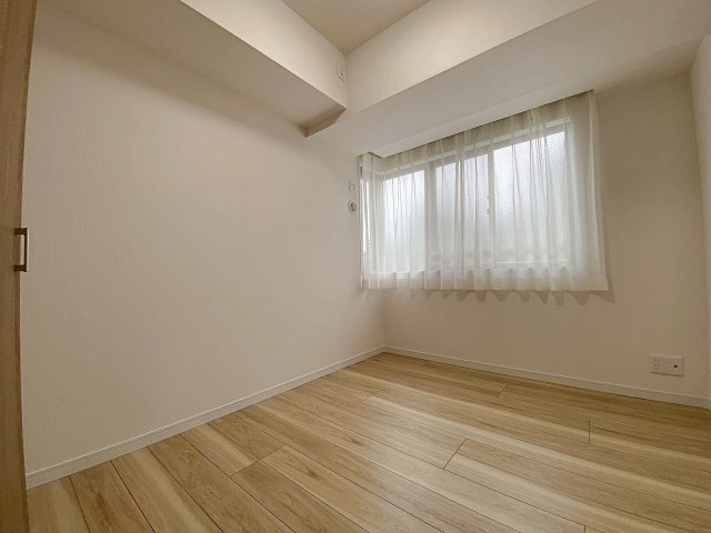 プライヴェル東中山の子供部屋|使い勝手の良い5.0帖の洋室です。お子様のお部屋としてはもちろん、デスクを置いてリモートワークの書斎や趣味の作業部屋など、ご家族のライフスタイルに合わせてフレキシブルに活用できる好空間です。