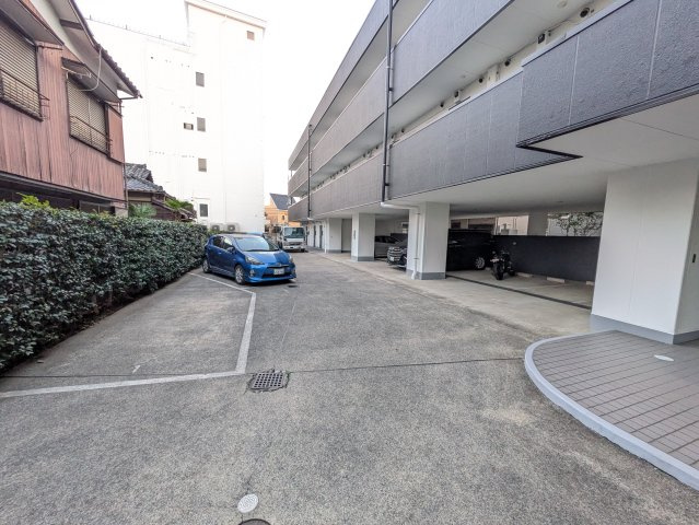 ラ・メゾン本八幡の駐車場