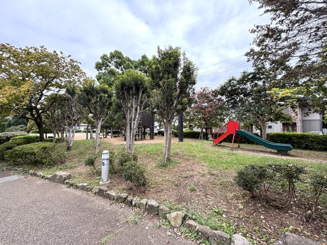 ☆建物の向かいには公園があり、奥には広場もあるのでのびのびと遊べます☆