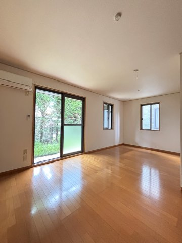 ☆南向きの明るいリビングは広々と使える12.2帖☆※他部屋参考画像