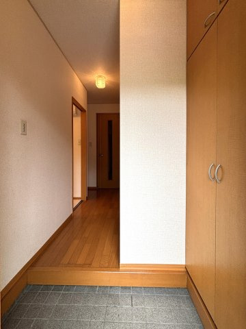 ☆玄関には天井高シューズボックスがあり、家族の靴を収納するのに便利です☆※他部屋参考画像