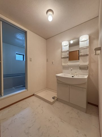 ☆独立洗面台には物置トレーがついています☆※他部屋参考画像
