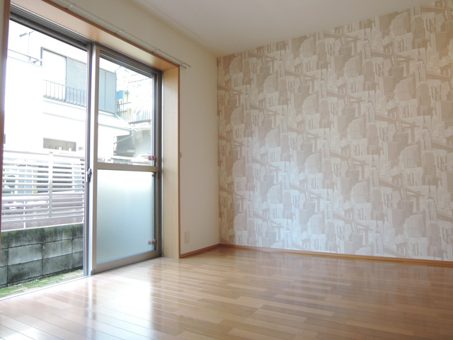 フラット高田の居間・リビング|★アクセントクロスが効いたお部屋です★