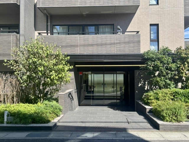 グローリオレジデンス浦和元町|ご家族や訪れる方を心地よくお迎えします。モダンでシックな装いが心地いい迎賓の空間です。2026年9月撮影
