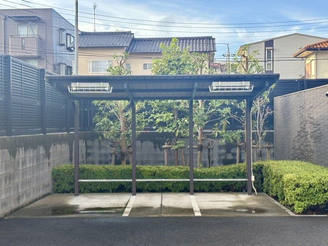 グローリオレジデンス浦和元町のその他共用部分|敷地内に3台を確保したバイク置場です。2026年8月撮影