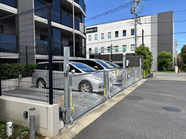 グローリオレジデンス浦和元町の駐車場|敷地内には機械式の8台分と平置式3台分の駐車場を設置しました。2026年9月撮影
