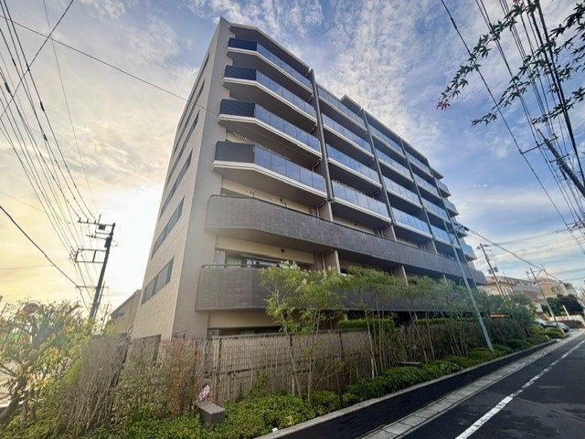グローリオレジデンス浦和元町の外観|外観は清潔感漂うデザインフォルム。ナチュラルな風合いの素材を使用し、周囲と調和しながら美しい存在感を放ちます。2026年8月撮影