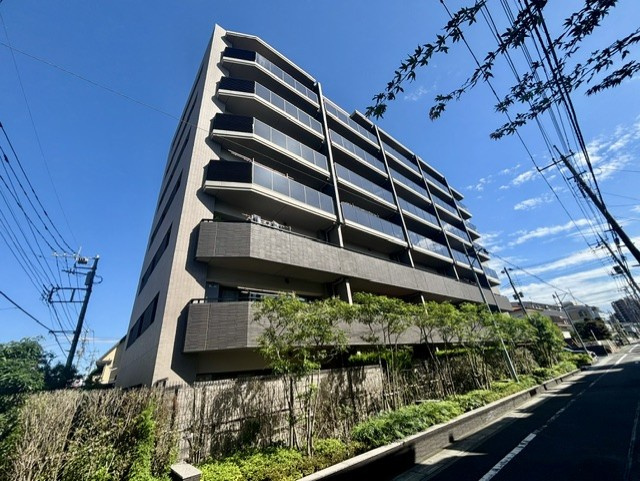 グローリオレジデンス浦和元町の外観|外観は清潔感漂うデザインフォルム。ナチュラルな風合いの素材を使用し、周囲と調和しながら美しい存在感を放ちます。2026年9月撮影