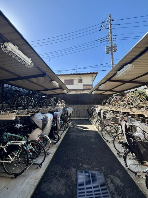 グローリオレジデンス浦和元町の駐輪場|スライドラック式44台と二段ラック式24台、合計68台の自転車置場を設置しました。2026年9月撮影
