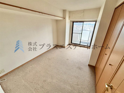 【洋室】 | ロワイヤル飾磨 | 居室にはクローゼットを完備♪ 自由度の高い家具の配置が叶うシンプルな空間です♪ お子様の成長と人数と共に必要になる 子供部屋にもぴったりの間取りですね♪
