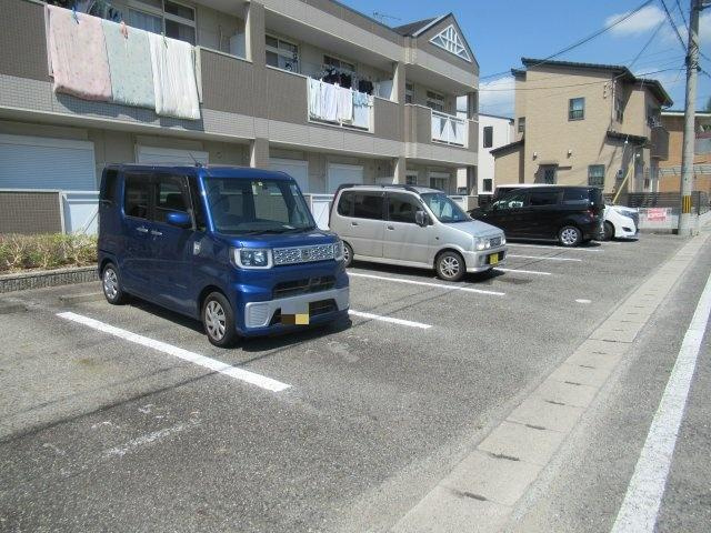 グランドールFの駐車場