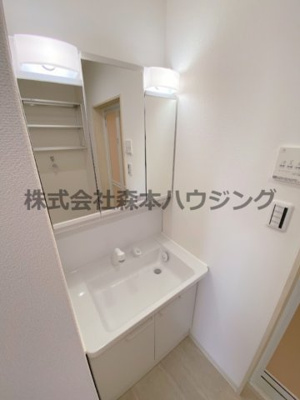 【独立洗面台】 | 　ピレーネ北条Ⅴ | 独立洗面台、小物を置くことができて便利です