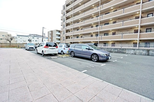ラウムズ菅原ノースヒルの駐車場