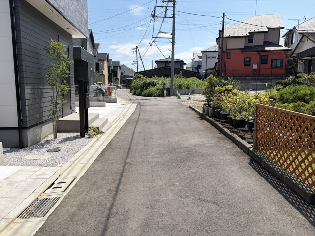 あきる野7期の前面道路含む現地写真|目の前は車どおりの少ない道ですので、お子さんがいるご家庭でも安心です。