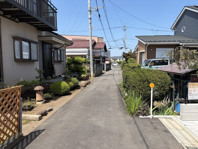 あきる野7期の前面道路含む現地写真|目の前は車どおりの少ない道ですので、お子さんがいるご家庭でも安心です。